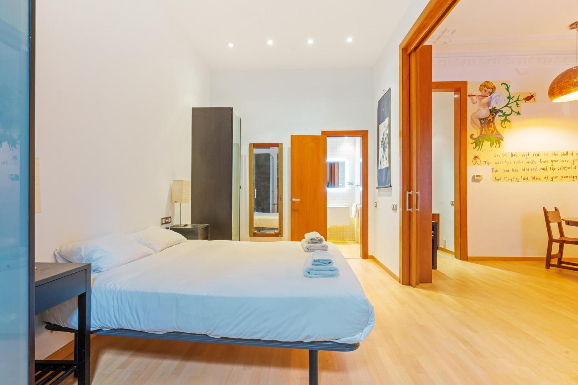 Quiet, Vibrant 2 Bedroom In Pedestrian Eixample Appartamento