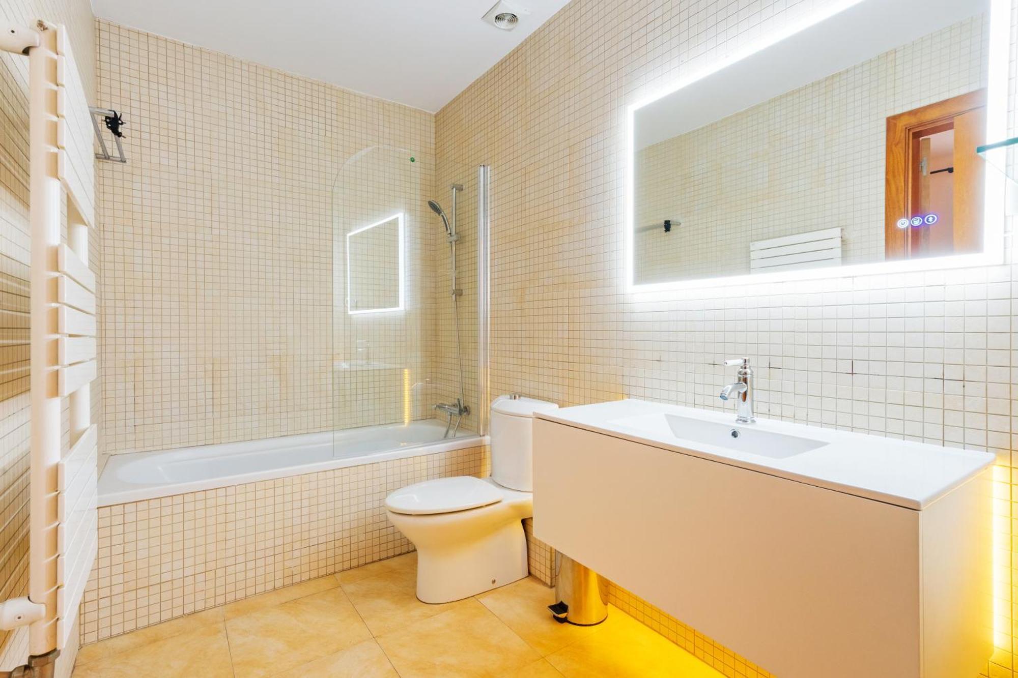 Appartamento Quiet, Vibrant 2 Bedroom In Pedestrian Eixample Barcellona