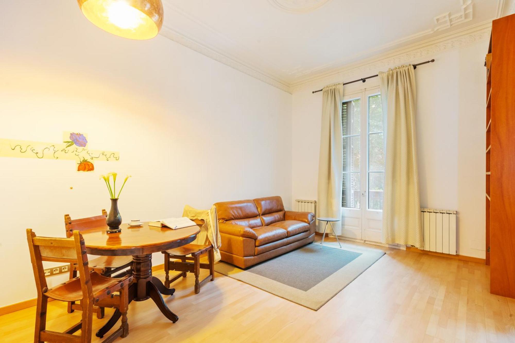 Quiet, Vibrant 2 Bedroom In Pedestrian Eixample Barcellona